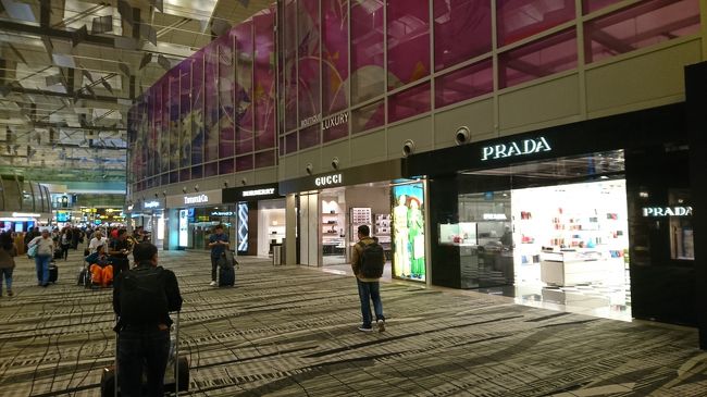 T3に到着。縁がない高級ショップが並びます。