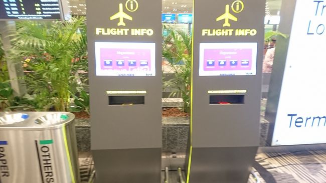 このFLIGHT INFOにボーディングパスを読み込ませると、搭乗口までの行き方と所要時間が表示されます。