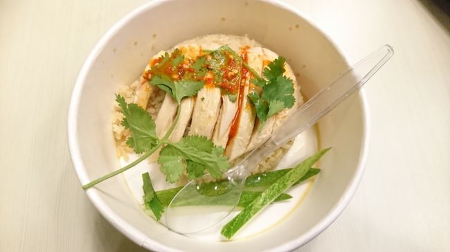 軽い夕飯と思い、せっかくシンガポールに来たのでチキンライスを頂きました。味が付いたご飯の上にチキンが乗っているだけだけど、これがチキンライスなのでしょうか、初めてなのでわからない・・・