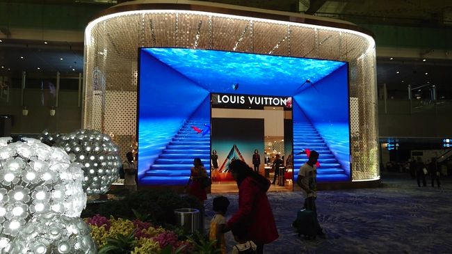 このルイヴィトンがすごかったです。出入り口に映像が流れてます。