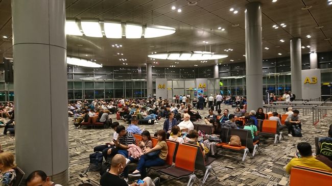 おみやげ購入も終わり後は帰るだけ。保安検査を通った搭乗待合エリア。ここは大きく、A1からA5までの待合エリアです。ヨーロッパ方面行など長距離便が多いようです。小さなショップもありました。飲料水なども売っています。<br />