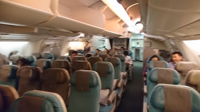 A-380の2階席エコノミー席エリアです。2-4-2の配列です（1階は3-4-3）。80席程度あります。<br />