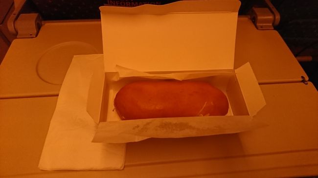 離陸後1時間位したら出てきたコッペパンにハムが挟んである軽食。濃い目のアルコールと共にいただきました。<br />