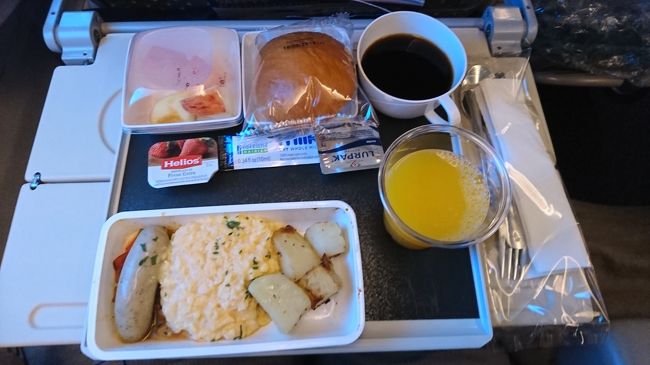 なんとなく寝ていると朝になりました。沖縄近くを飛行中に朝食です。<br />スクランブルエッグにソーセージ、パン、フルーツ。おいしくいただきました。桜もちふうアイスは残念ながら出てきませんでした。<br /><br />