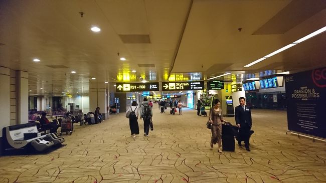 チャンギの第2ターミナルに到着。小さくて見にくいと思いますが、ちゃんと日本語表記があり助かります。