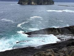 潮吹穴

最大で30mも海水が噴き出します。奥に見えるのは日出島です。

潮吹穴：http://www.city.miyako.iwate.jp/kanko/jyoudogahama_siohukiana.html