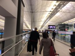 空港へ到着。駅からはスロープで空港ロビーまで行けるので、重たいスーツケースを引っ張っていても、楽勝です。