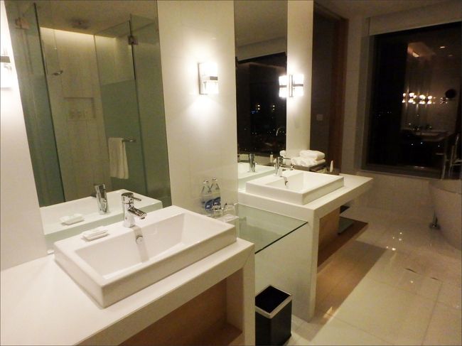 ツインの洗面所はぴかぴか。