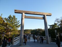 名古屋から近鉄の急行に乗って伊勢市駅へ。
約2時間かかります。
その後バスで内宮へ。
少々出遅れたので、時間の関係で内宮から向かいました。

宇治橋へ到着。