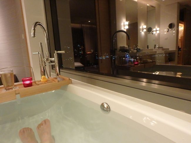 きゃ～～～、最高ですねー！！(≧▽≦)<br /><br />もうお湯がじわじわ骨身に沁み渡ります。。<br /><br />今日一日、朝からほんとにどれだけの汗かいたことか。<br /><br />歩いた歩数も３万は超えてたと思います。我ながらよく頑張った。。<br /><br />バスルームの電気を全部消して真っ暗にすれば、夜景はもっと綺麗に見えると思いますが、<br /><br />さすがにちょっとコワイので、電気は点けたまま入ることにしました。(^_^;