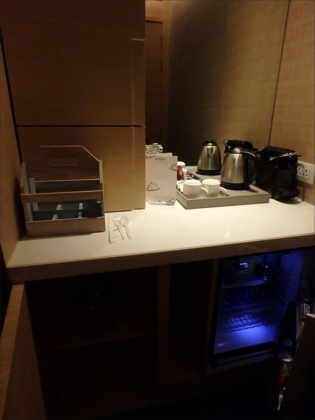 ちなみにミニバーは、先ほど入ってきたその玄関のドアを開けたところにあります。夜のため暗い写真ですみません。<br /><br />このあたりはもうちょっと使いやすい配置だと、もっと良かったですけどね。