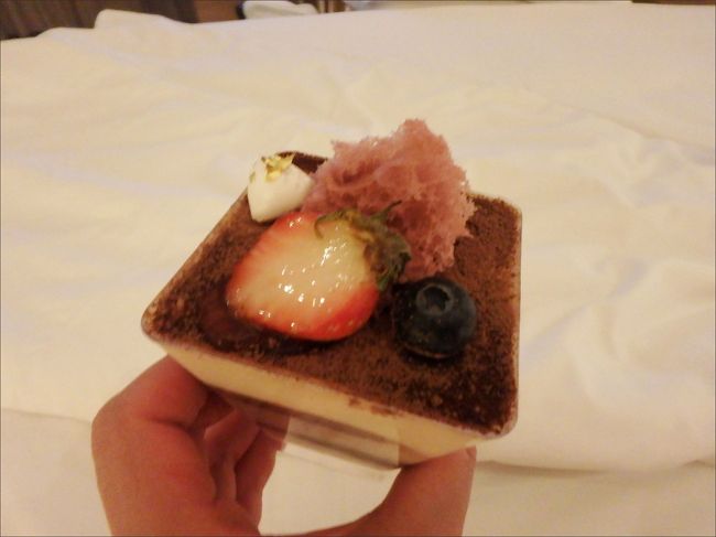 お風呂上りには<br /><br />アヴァニクラブ特典のティラミスを ..:* ☆.:*・(≧∀≦)ﾟ..:* ☆.:*・<br /><br />寝る前にこんなの食べると、お腹まわりの脂肪になるだけなのはもちろん分かっていますが<br /><br />今日は一日よく歩いたし♪