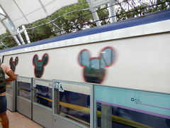 ディズニーリゾートラインに乗り換え


隣に座った一人で来ていたおじいちゃま
ミッキーのシャツにミッキーのトートバッグ
素敵なシャツですねと声をかけたらニコニコ(o^―^o)ﾆｺ

「シャツにミッキーがいるだろう」って。
降りた後もニコニコのんびり歩いてる
私たちが入場券持ってるか気にしてくれて可愛い
常連さんのようでパスポート持っていました
毎日来てるのかな？
ニコニコ穏やかでウチの主人もあんなおじいちゃんに
なってくれたらいいなぁ（夢のまた夢）
アートオブアニメーションに入って行かれました
パーク内ではもう会えなかった(ﾉд-｡)ｸｽﾝ
どうかお元気で。写真一緒に撮ってくださり感謝。