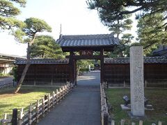 日本最古の学校といわれる足利学校跡。朝早いのでまだ閉まっていました。