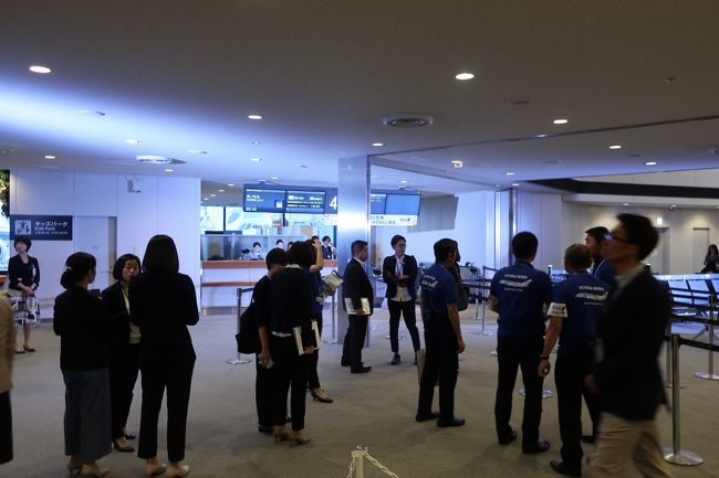 搭乗ゲート前。既にいつもと違う雰囲気だ。<br />スタッフ、関係者が多い。