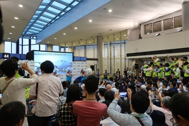 そして、ここで旅仲間のHさんと合流。<br />なんと2日前にUAの特典航空券でこのチケットを抑えたという強運の持ち主です。<br /><br />Hさんと一緒にイベント会場へ。<br />180席用意された席は既に満席。<br />後方から背伸びしてなんとか観覧。