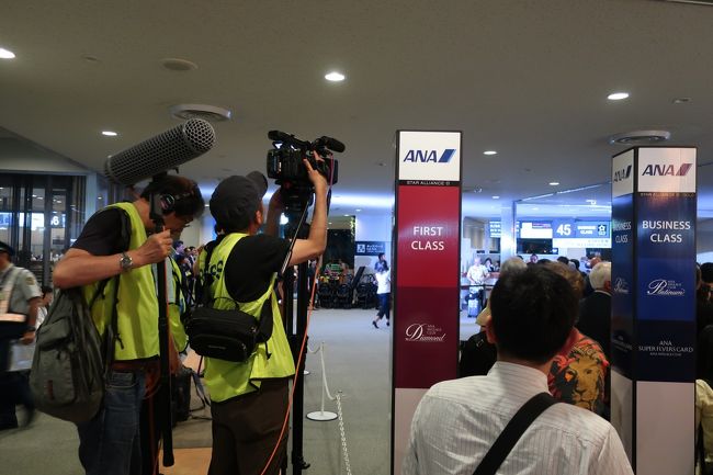 ゲート前。<br />プレスに囲まれる中、搭乗。<br />搭乗開始が出発の45分も前だったのは、この日特別なのか、それともA380対応なのか。