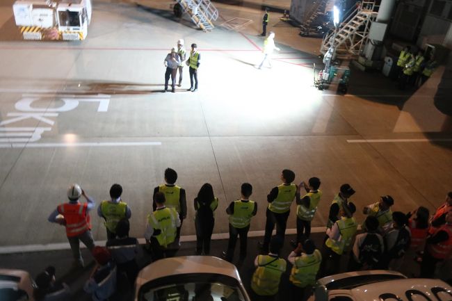 ちなみに、駐機場の周りにも関係者がたくさん。