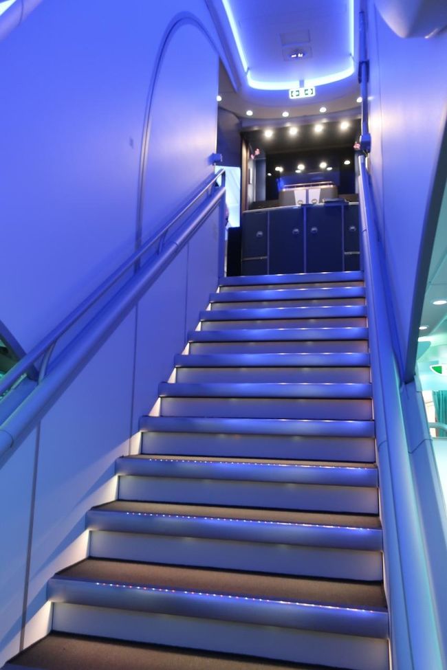 機内に入ってすぐに目に付いたのが、2階への階段。<br />この先はファーストクラス、ビジネスクラス、エコノミークラス席。<br />見学しても良かったんだけど、帰りの便はビジネスクラスで取っておいたので、この時点ではスルー。