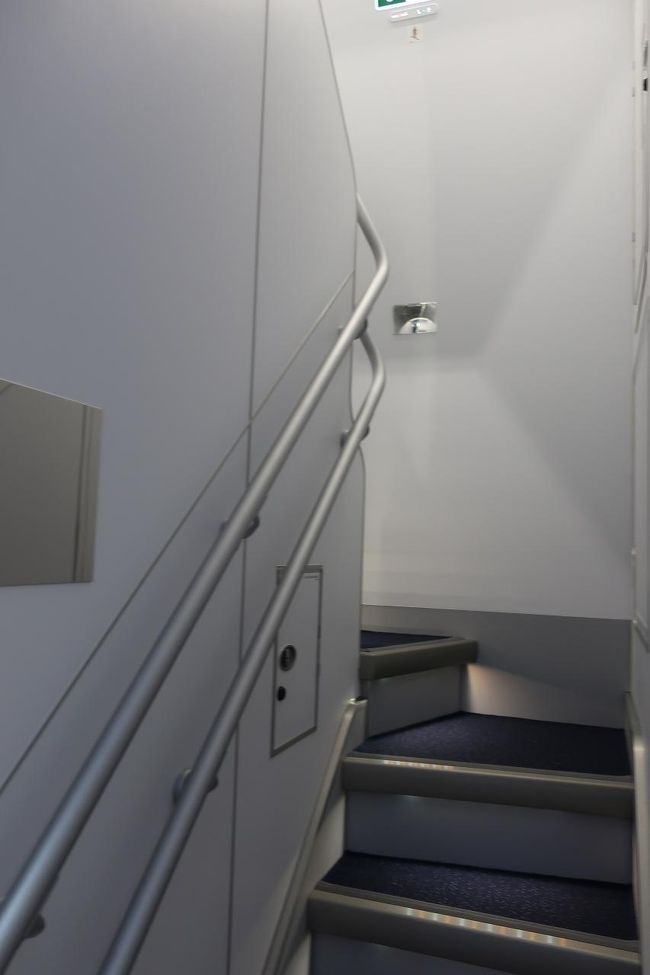 後方の階段。<br />通常、乗客が利用することはあんまり無いんだろうけど、この日は見物客がウロウロ。