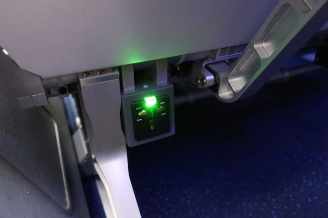 コンセントは各席に設置。<br />前席の足元なので比較的使いやすい。<br />自席の足元に設置されているタイプもあるけど、あれって使いにくいんだよね。