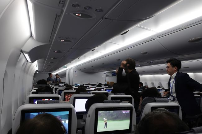 シートベルト着用サインが消えると、再びお祭りモードに。<br />撮影タイム開始です。<br />特にプレスの方々はこれからまたお仕事。