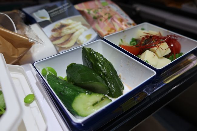 でも、もうちょっとキュウリの量、考えても良いんじゃない？<br />1切れ食べてもまだこの量。キュウリ0.5本分くらいはある。