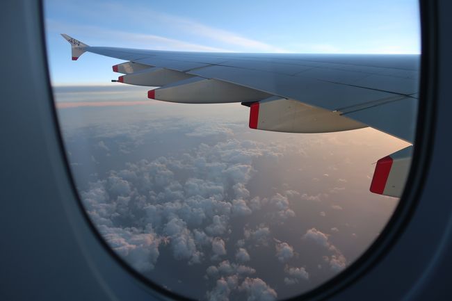 でも1.5時間ほどで起床。<br />そもそも6時間程度のフライトなので、機内で寝る時間なんてほとんど無い。<br />外は既に明るくなっていた。<br /><br />https://youtu.be/5DbOGyUXRHc