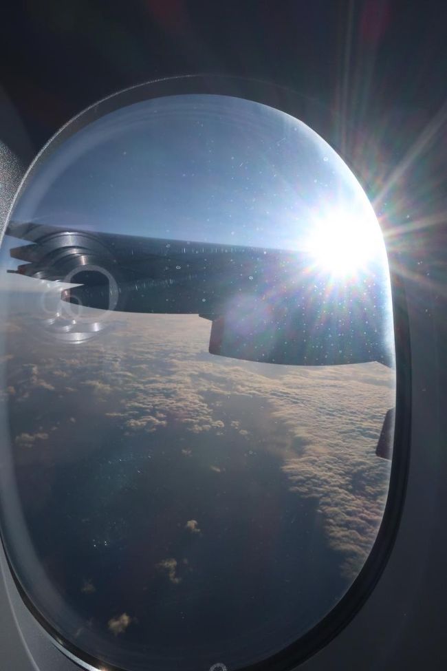 朝陽が眩しい。<br />A380の機窓って、内窓から外窓までの幅が大きいので、写真がめっちゃ撮りづらい。<br />どうしても映り込みが発生してしまう。<br />機体が大きいからしょうがないな。