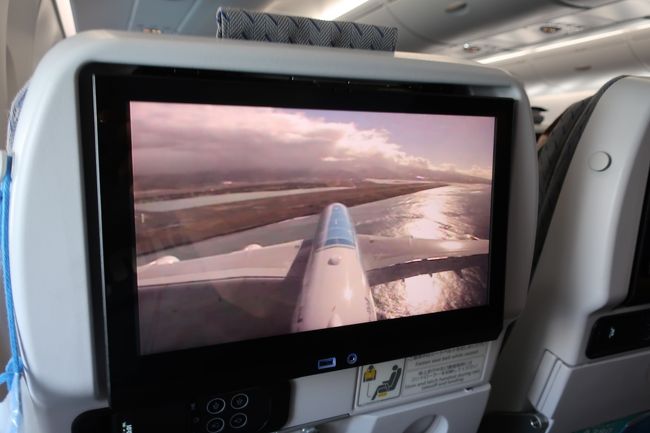 尾翼カメラからも滑走路が見えてきた。<br />まもなく着陸。