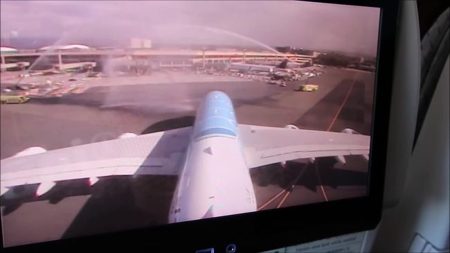 そしてボーディングブリッジでは放水車がお出迎え。