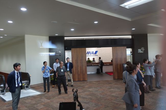 イミグレまで徒歩で向かう途中、新設されたANAラウンジが見えました。<br />ガラス越しにスタッフが手を振ってお出迎え。<br /><br />この日はANAにとって初めての海外自社ラウンジのオープン日でもある。<br />折り返しの便はホノルル発の初便になるので、こちらもお祭り騒ぎは必至でしょう。