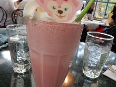 バナナイチゴミルク
ちゃんと作ってるらしく
めちゃうまでした。

シェリーメイちゃんは
ライスペーパーとのことで美味しく頂きました


こののち待ち時間のほぼ無くなった
乗り物にいくつか載ってランドを後にしました