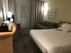 ホテルは空港からもアクセスがよいハマースミスにある「ノボテル ロンドン ウェスト(Novotel London West)」。
地図で見ると駅前なんだけど、駅から一番近い通路は隠し通路のように分かりにくい。なのでぐるーっと回り込んでやっと入口を見つけられました。

お部屋は一番スタンダードなお部屋。
このホテルはコの字になっていて、泊まった部屋は内側向きだったので景観はとっても残念な感じでした。