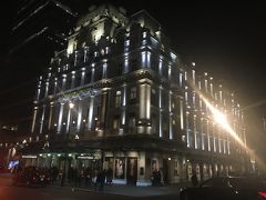 そしてこの日の夜は「オペラ座の怪人」の鑑賞です！
場所は Her Majesty's Theatre 。シアター名もまたかっこいい。

オペラ座の怪人は、中学の時に初めてみて衝撃を受けてから、繰り返し観に行っている一番大好きなミュージカル。CDは日本語版も英語版も聞きまくりました。
そのオリジナル版がついに観れるとは・・・。

2か月くらい前にオンラインで、2列目の席を押さえました。
ロンドンでは席の値段がかなり細かく分かれていて、1階前方はそれなりに高いけれど、一番安い席だと5000円未満で見れる。
更に、平日と週末でお値段が違う。
日本だとどんな日でも3つ位しか値段のカテゴリーがなくて、1階1列目も2階中程も同じ値段だし、安い席でも8000円位はしますよね。
それに比べるとロンドンでは値段の付け方が合理的だし、とても間口が広くなっていると思います。