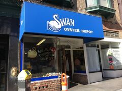 まず向かったのは『Swan Oyster Depot』
すごく人気のお店で開店早々大行列になるから開店前には到着した方が良いと聞いてましたが、到着が開店時間を過ぎてしまった！
でも奇跡的に列がない！