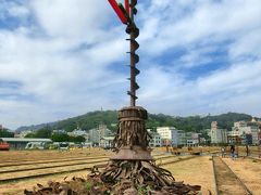 【打狗鐵道公園】
打狗英国領事館から再度徒歩でMRT西子湾駅まで戻ると、駅すぐの所に、日本が統治していた1900年に開業した旧高雄港駅を利用した鉄道博物館があるのですが、その隣にあるのが、こちらのだだっぴろい公園。
元々は鉄道車輌基地跡地だったようで、当時のレールが惜しげもなくそのままひかれて残っており、今ではこんなアートなものが多数そびえたっております…。
これ単体だとあまり大きさがわからないのですが、どれも結構大きくて…
