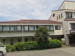 バスは八ヶ岳南麓の高原を走り、「ホテル風か」で停まり、客を下ろし

（八ヶ岳リゾートアウトレットの近くです）
