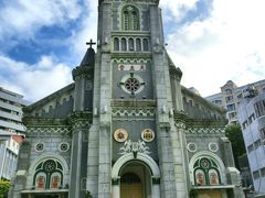 【メイ瑰聖母聖殿主教座堂】
市街地に突如現れる教会。
1859年に建てられた、カトリック教会が台湾で建立した最初の教会にして最大の大聖堂。
近代台湾におけるカトリック教会発祥の地となっており、アジア三大聖堂の一つなのだそうです。
これを見ようと思って歩いて来たというのもあったのですが、入口は開いているものの、人の出入りが全くなく、イチゲンさん、ましてやキリスト教徒でも何でもない私が入っていくには敷居が高すぎて断念。
外観撮影のみにしておきました。