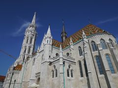 マーチャーシュ聖堂は13世紀半ばに建てられ、正式名称は「聖母マリア聖堂」といいます。美しい屋根は陶磁器で有名なジョルナイ製だそうです。