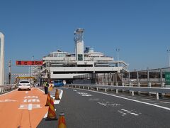 アクアラインを通って、「海ほたる」に立ち寄る。
駐車場の入口まで15分くらい渋滞したが、中はそれほどでもなかった。もう少しスムーズに誘導できそうな。