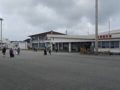 与那国空港に到着しました。
天気は曇りになってしまいました。
ただ、日は射しているので、暑いです。