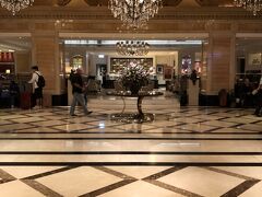帰りはホテルに送り届けてもらい、ロビーでいい香りを嗅ぎます。
ランガム香港は入った瞬間にものすごくフローラルないい香りがします。