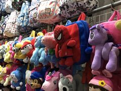 女人街では特に欲しいものもなく...でも値切り体験はしたいので、姪っ子へのお土産にスパイダーマンのリュックを半額まで値切って買いました。
値切るの楽しい。