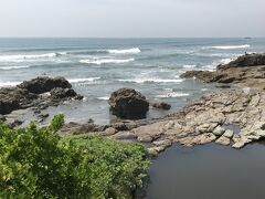 日向灘から寄せる波が美しい。大御神社境内から海を見て。