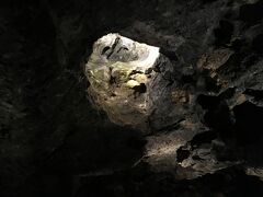 ヴァヴェル城には洞窟があります。
そこに昔、竜が住んでいたという伝説があります。
この穴は竜が出入りしたといわれる洞窟の穴です。
この洞窟は本当に暗くて、鳥目の人にはオススメしません。
足元も歩きにくいです。
私はつまずきそうになりました。