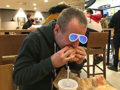 モールに戻ってきました。
日本が令和になった瞬間、私たちはバーガーキングでハンバーガー食ってました（笑）