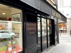 その近くのルモワンでカヌレを購入。
Lemoine Canele (74 Rue Saint-Dominique 75007)
ここのカヌレはパリで一番と言われているそうです。

「Bonjour」と言いながら入店すると、すぐに「いらっしゃいませ」。
迎えていただいた奥様は日本人の方でした。
なんでこちらが日本人って分かったんだろう？

カヌレは３種類あって、大きい方がお薦めですがあまり日持ちはしないとのこと。
日本に持って帰る予定はなかったので一番大きいサイズ（といっても標準サイズ）を購入。