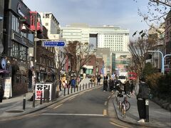 韓国・ソウル 弘大入口『ホリデイ イン エクスプレス ソウル ホンデ』

歩きたい通り沿いからもよく見える。
迷うことなくホテルに帰れますね。
