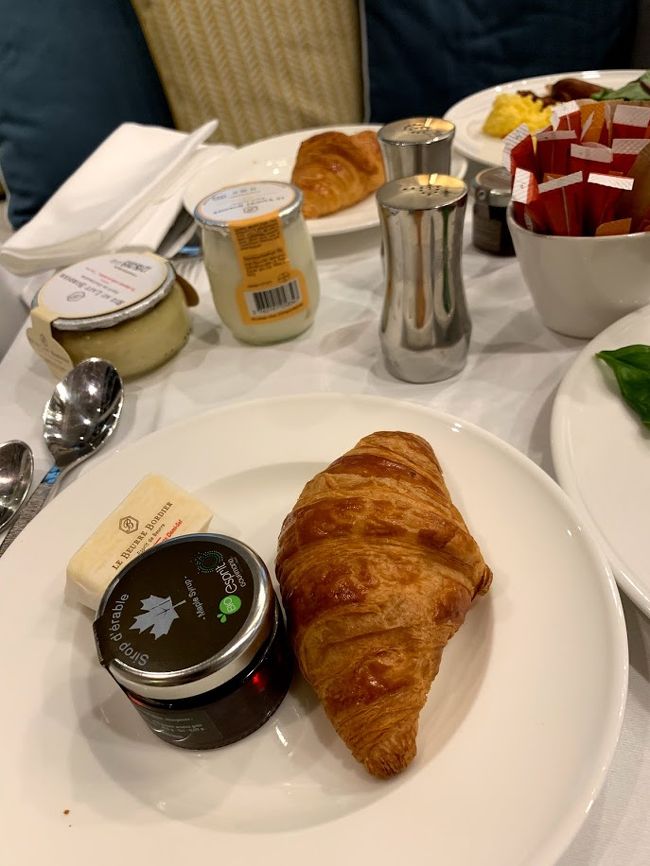 朝食にはボルディエのバターやメープルシロップも用意されています。<br />